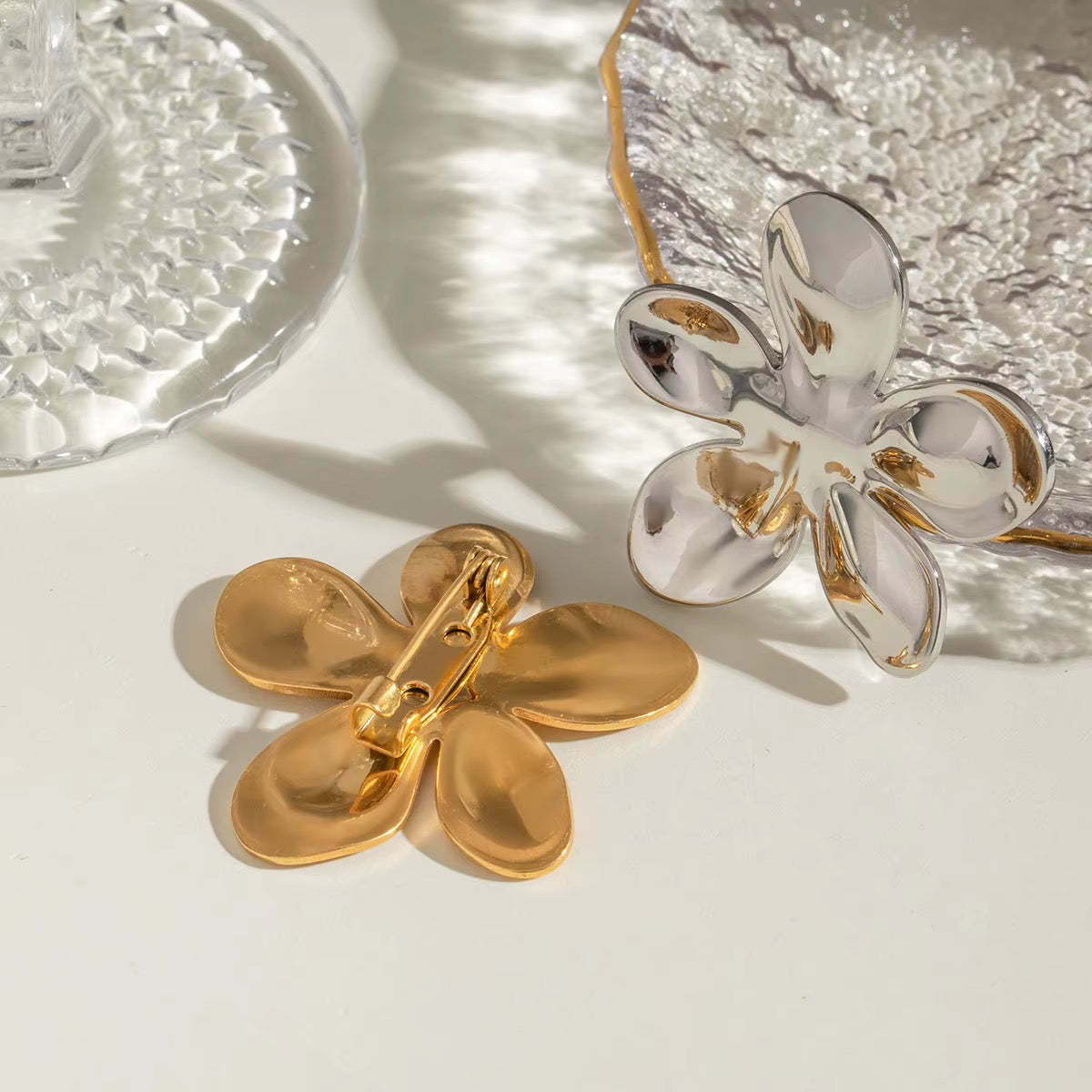 Daisy brooch