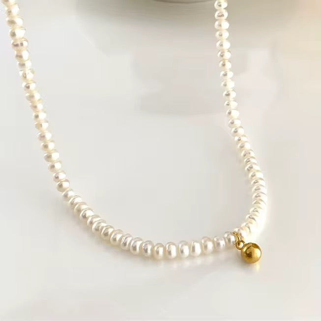 Pearly gold necklace