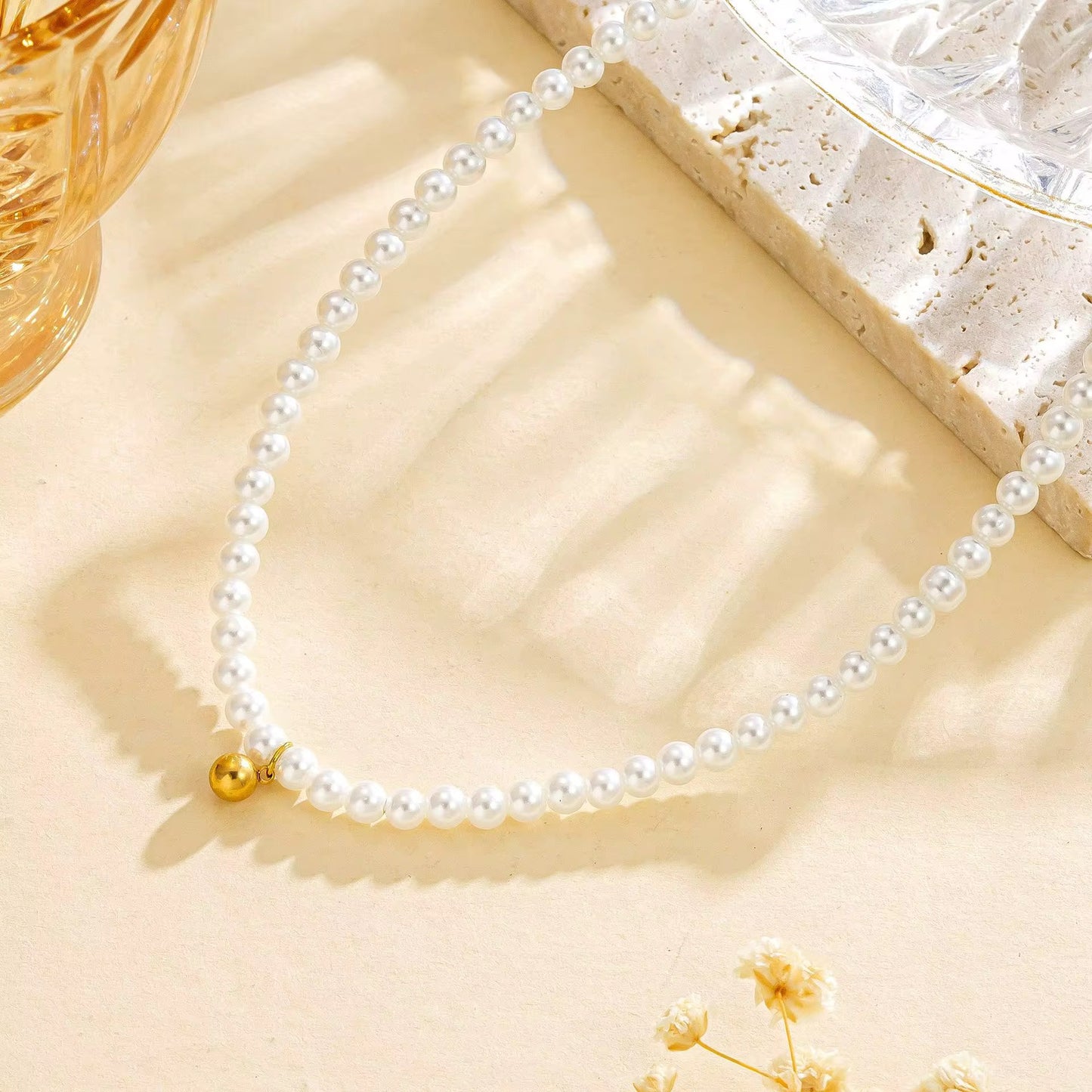 Pearly gold necklace