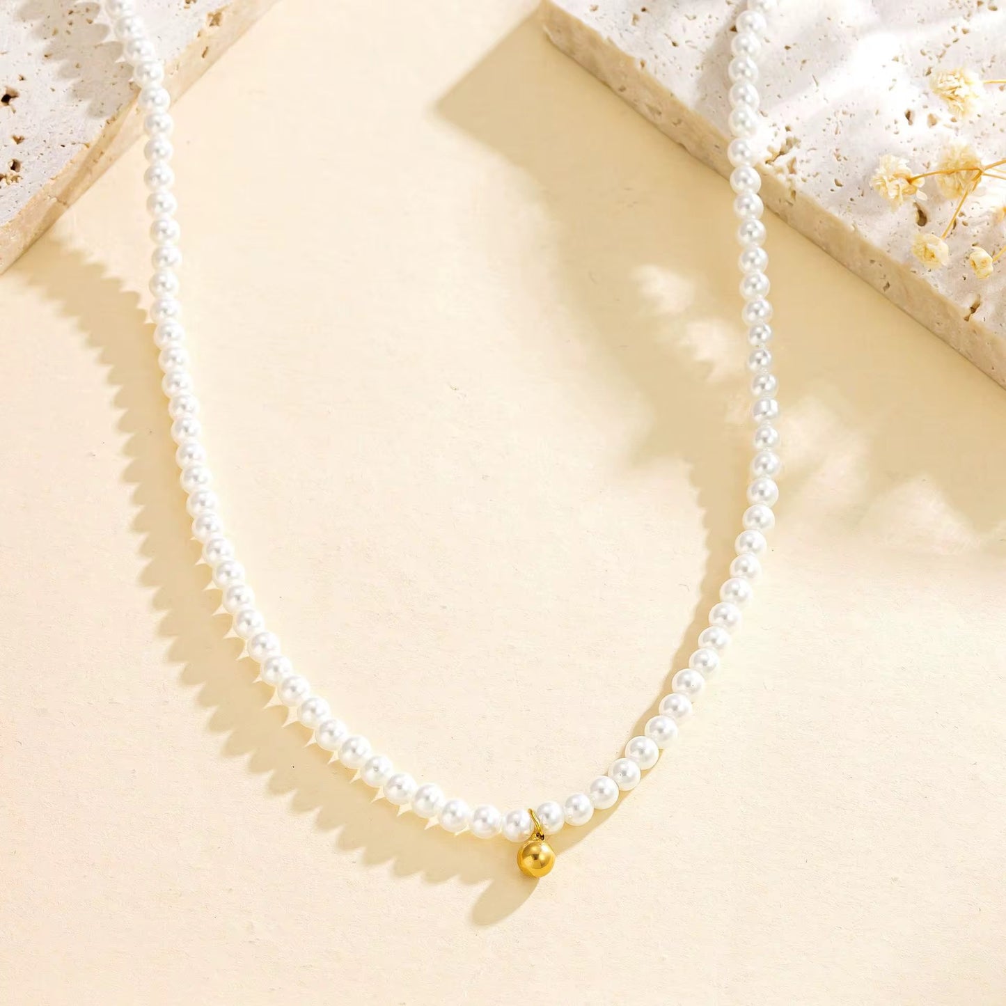 Pearly gold necklace